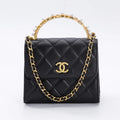 Bolso de mano CHANEL 23B con asa de perlas negro